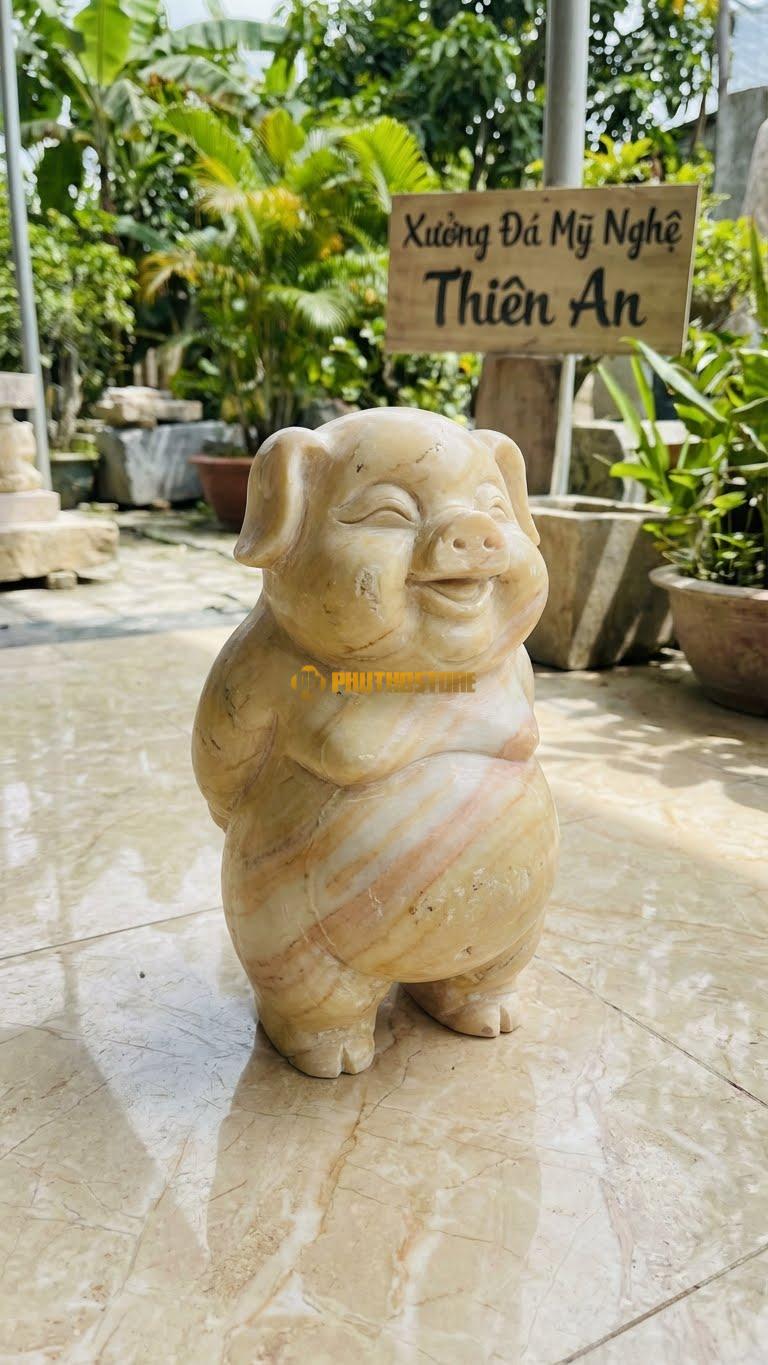 Heo Cười (Happy Pig) Bằng Đá Vàng Nghệ An, Kiểu Dáng Mặt Cười Híp Mắt, Bụng Phệ. Kích Thước Cao 20cm.