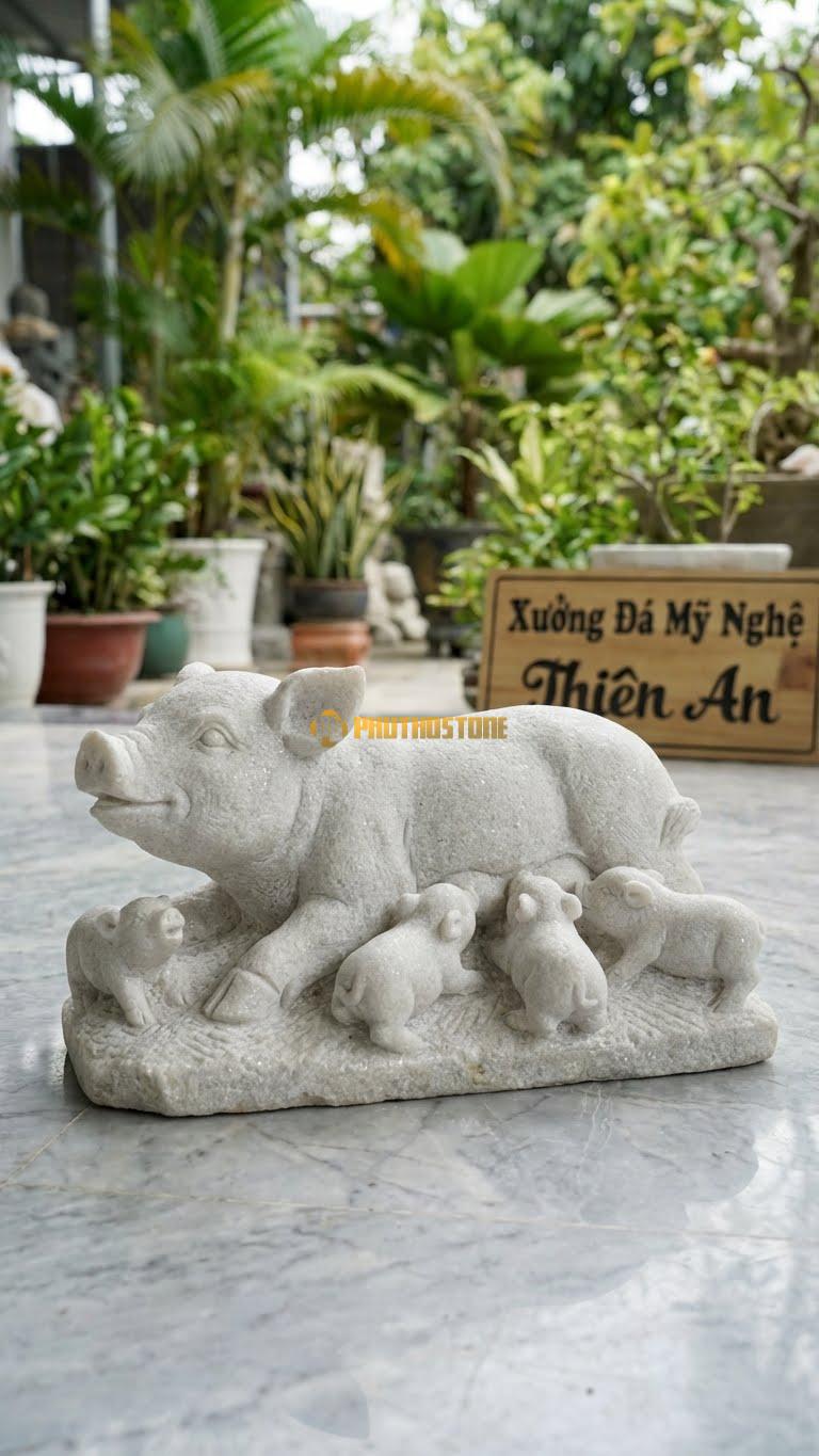 Heo Nái Mẹ Con (Đàn Heo Âm Dương) Bằng Đá Trắng Muối, Kiểu Dáng Heo Mẹ Và 5 Heo Con. Kích Thước Dài 40cm.