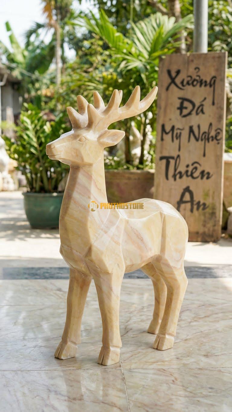 Hươu Nghệ Thuật (Geometric) Bằng Đá Vàng Nghệ An, Kiểu Dáng Các Mảng Khối Vát Cạnh Hiện Đại. Kích Thước Cao 35cm.