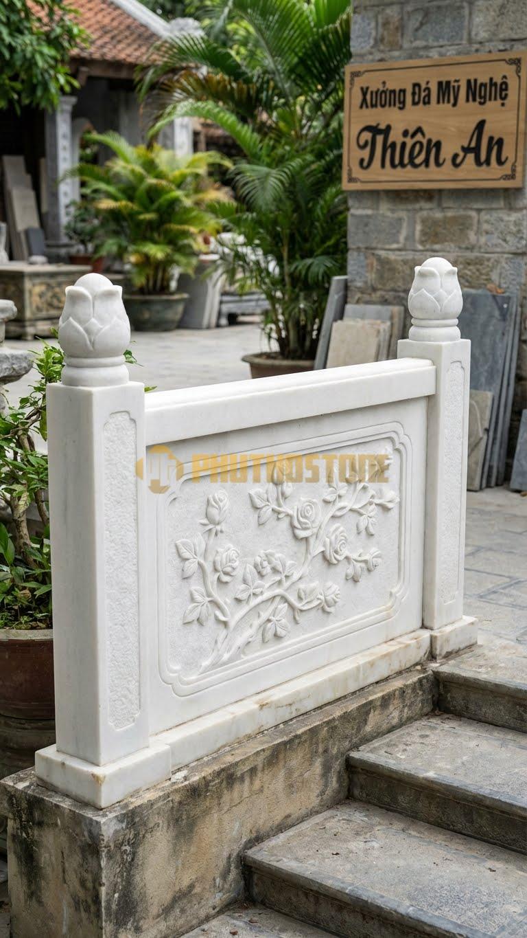 Lan Can Đá Trắng Muối Hoa Hồng Leo: Điêu Khắc Nổi Dây Hoa Hồng Bao Quanh Tấm Bưng, Kích Thước: 110Cm X 85Cm X 10Cm