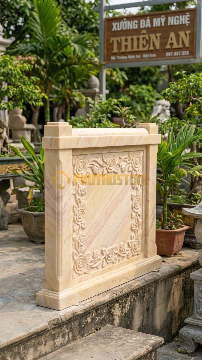 Lan Can Đá Vàng Nghệ An Hoa Hồng Leo: Điêu Khắc Nổi Dây Hoa Hồng Bao Quanh Tấm Bưng, Kích Thước: 110Cm X 85Cm X 10Cm