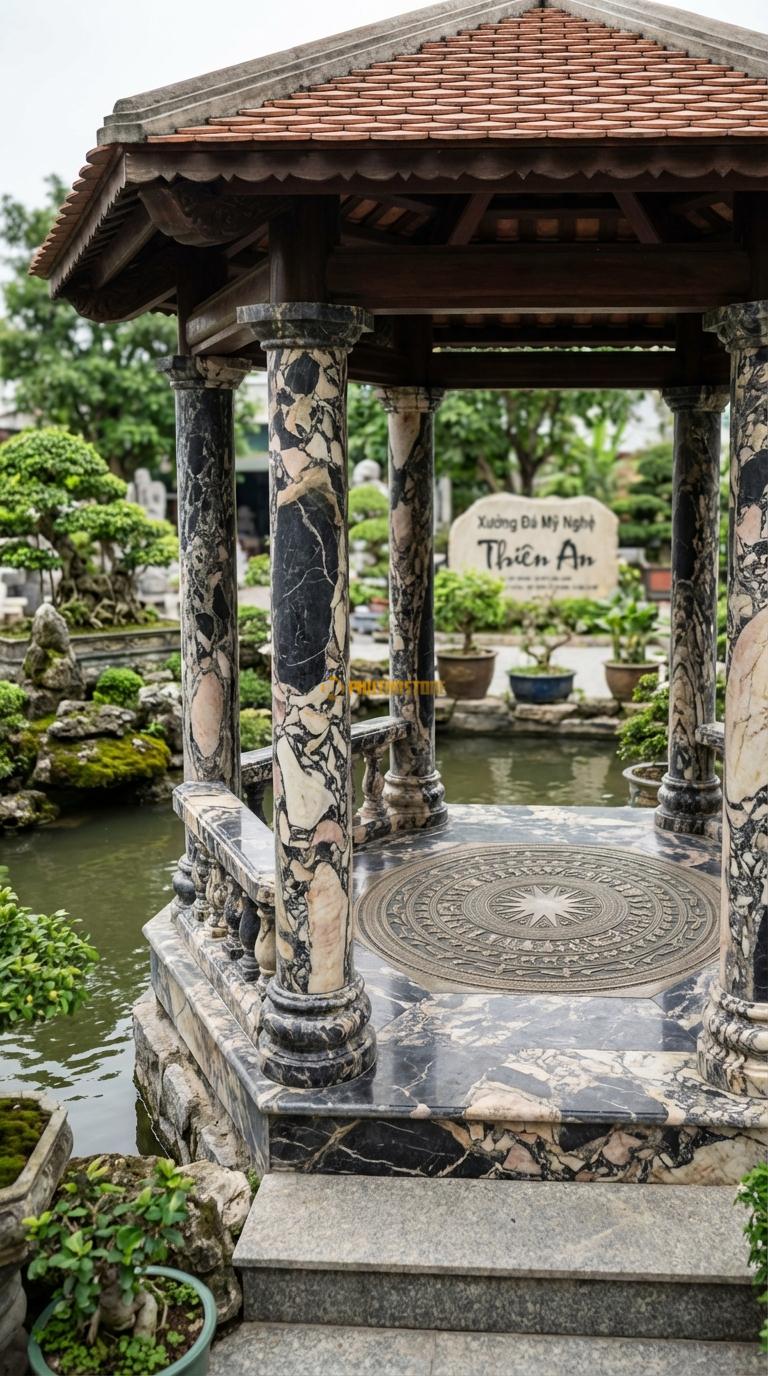 Lầu Bát Giác Đá Da Báo Trống Đồng: Sàn lát đá chạm mặt trống đồng, mái hình nón cụt. đường kính 3m80