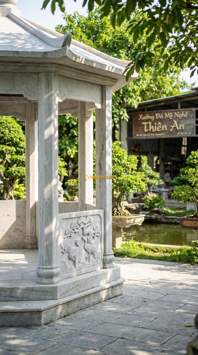 Lầu Bát Giác Đá Trắng Muối Tùng Hạc: 4 vách bưng kín 1/2 chiều cao, chạm tranh Tùng Hạc sắc nét. Vuông 3m20 x 3m20