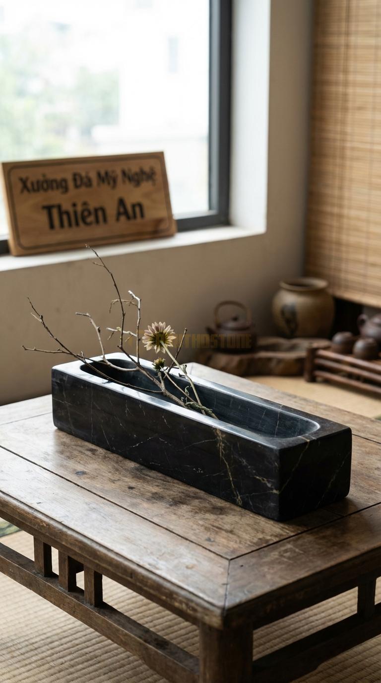 Lọ Hoa Đá Đen Chỉ Nâu Họa Tiết “Máng Nước” (Dáng Dài Hình Chữ Nhật Khoét Lòng). Kích Thước Dài 45Cm, Rộng 10Cm, Cao 7Cm.