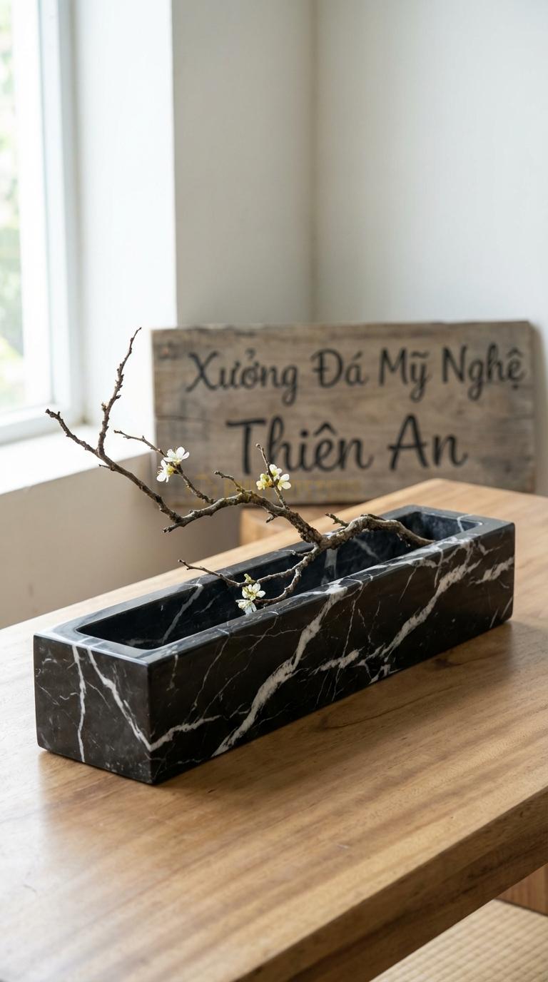 Lọ Hoa Đá Đen Tia Chớp Họa Tiết “Máng Nước” (Dáng Dài Hình Chữ Nhật Khoét Lòng). Kích Thước Dài 45Cm, Rộng 10Cm, Cao 7Cm.