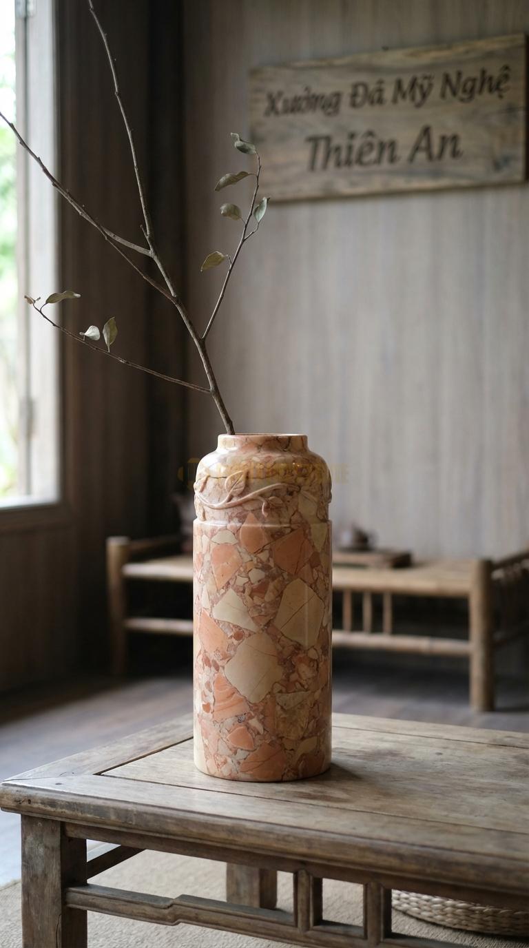 Lọ Hoa Đá Hồng Họa Tiết “Dây Leo” (Hoa Dây Quấn Quanh Cổ Bình). Kích Thước Cao 30Cm, Đk 14Cm.