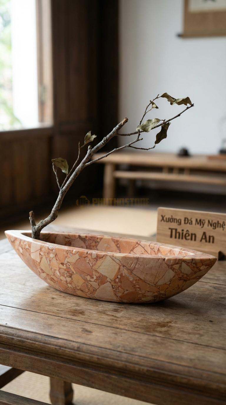 Lọ Hoa Đá Hồng Họa Tiết “Thuyền Nan” (Dáng Con Thuyền Dài, Lòng Nông). Kích Thước Dài 40Cm, Rộng 12Cm, Cao 8Cm.