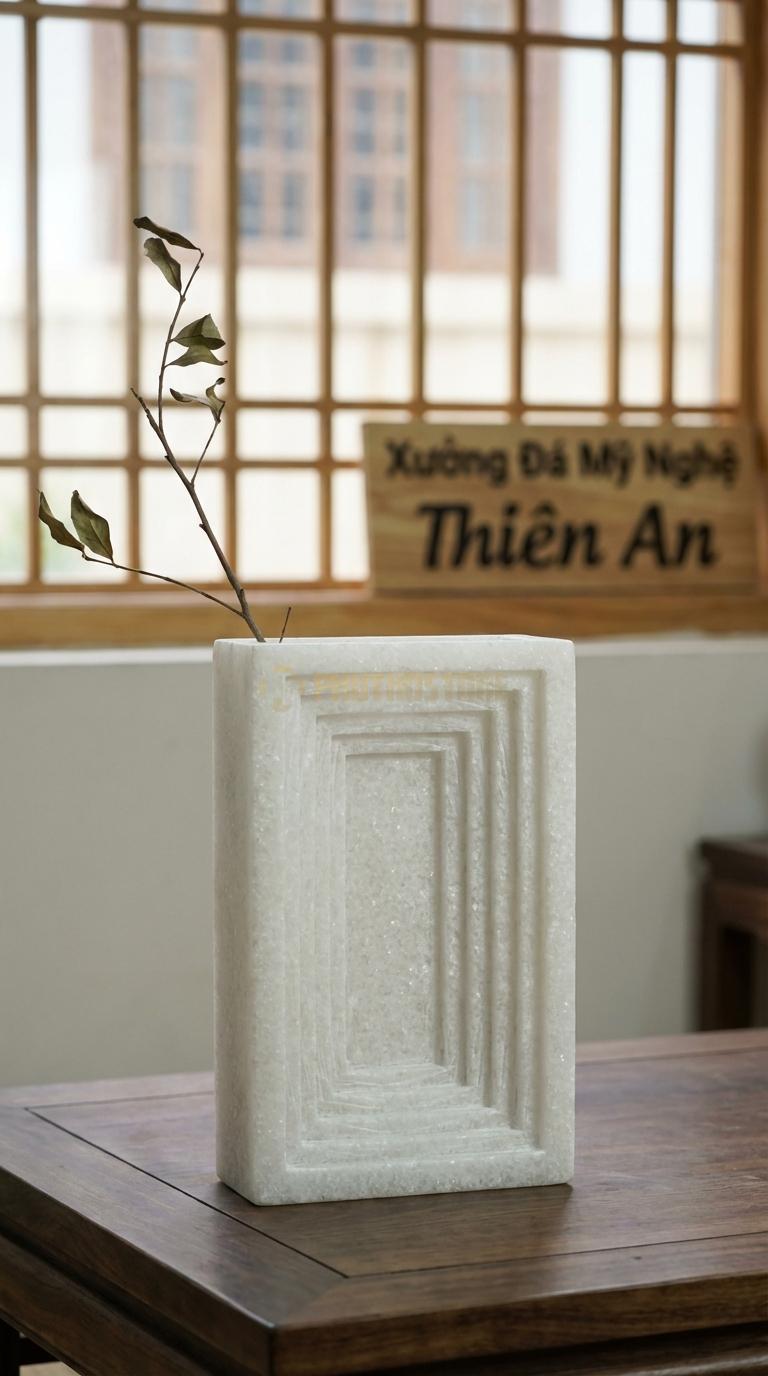 Lọ Hoa Đá Trắng Muối Họa Tiết “Ruộng Bậc Thang” (Lòng Lọ Giật Cấp). Kích Thước 30 x 20 x 8 Cm.