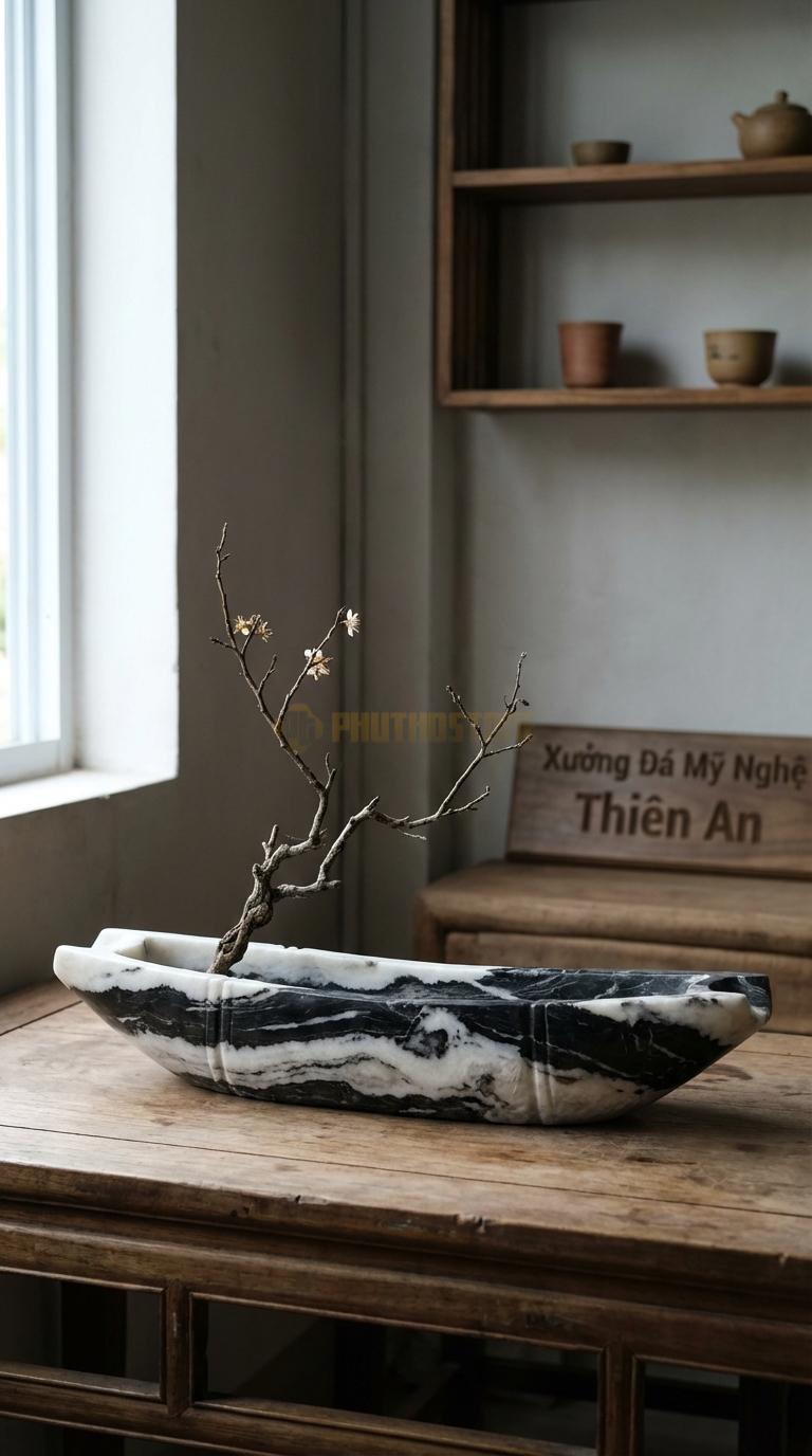 Lọ Hoa Đá Tuyết Sơn Họa Tiết “Thuyền Nan” (Dáng Con Thuyền Dài, Lòng Nông). Kích Thước Dài 40Cm, Rộng 12Cm, Cao 8Cm.
