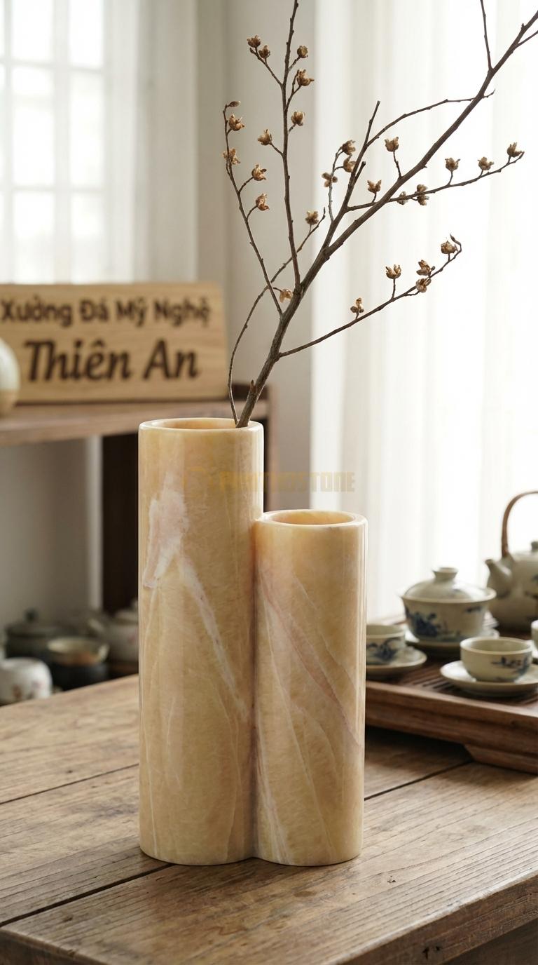 Lọ Hoa Đá Vàng Nghệ An Họa Tiết “Ống Trụ Kép” (Hai Ống Trụ Dính Liền Nhau Cao Thấp). Kích Thước Cao 28Cm, Ngang 18Cm.