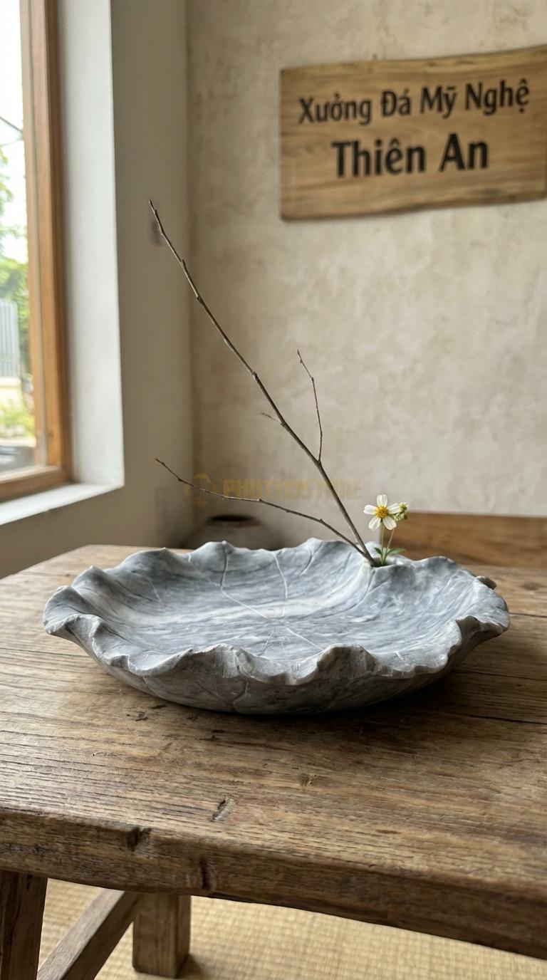 Lọ Hoa Đá Xám Vân Mây Họa Tiết “Lá Sen Khô” (Viền Uốn Lượn Rách Tự Nhiên). Kích Thước Dài 35Cm, Rộng 25Cm, Cao 5Cm.