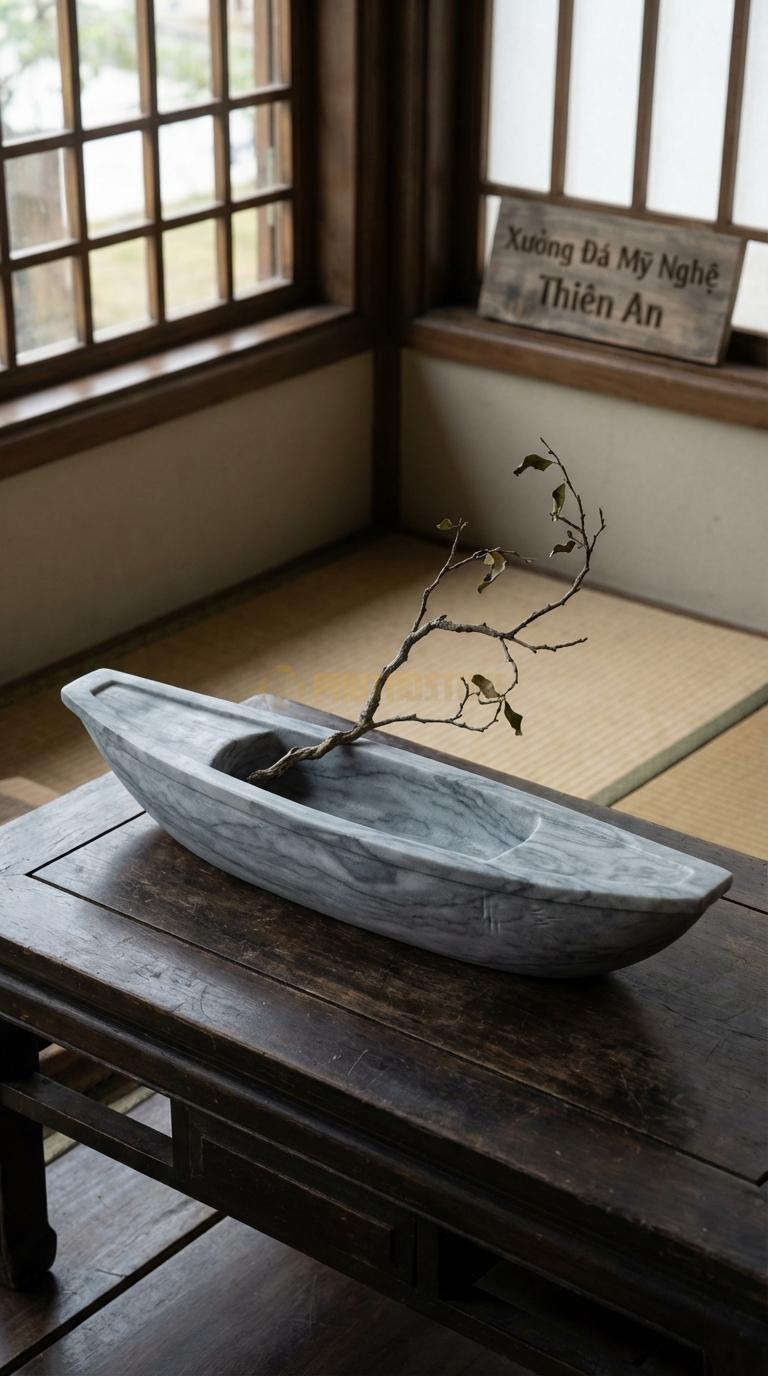 Lọ Hoa Đá Xám Vân Mây Họa Tiết “Thuyền Nan” (Dáng Con Thuyền Dài, Lòng Nông). Kích Thước Dài 40Cm, Rộng 12Cm, Cao 8Cm.