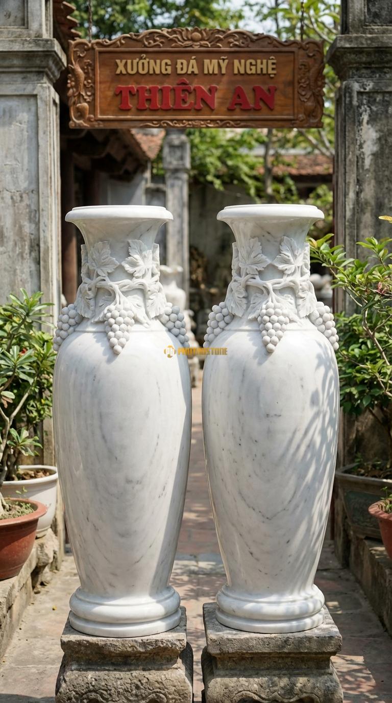 Lục Bình Dây Nho Đá Trắng Yên Bái Chạm dây nho và chùm nho quấn quanh cổ và vai bình, Kích thước Cao 1m2 x đường kính 32cm
