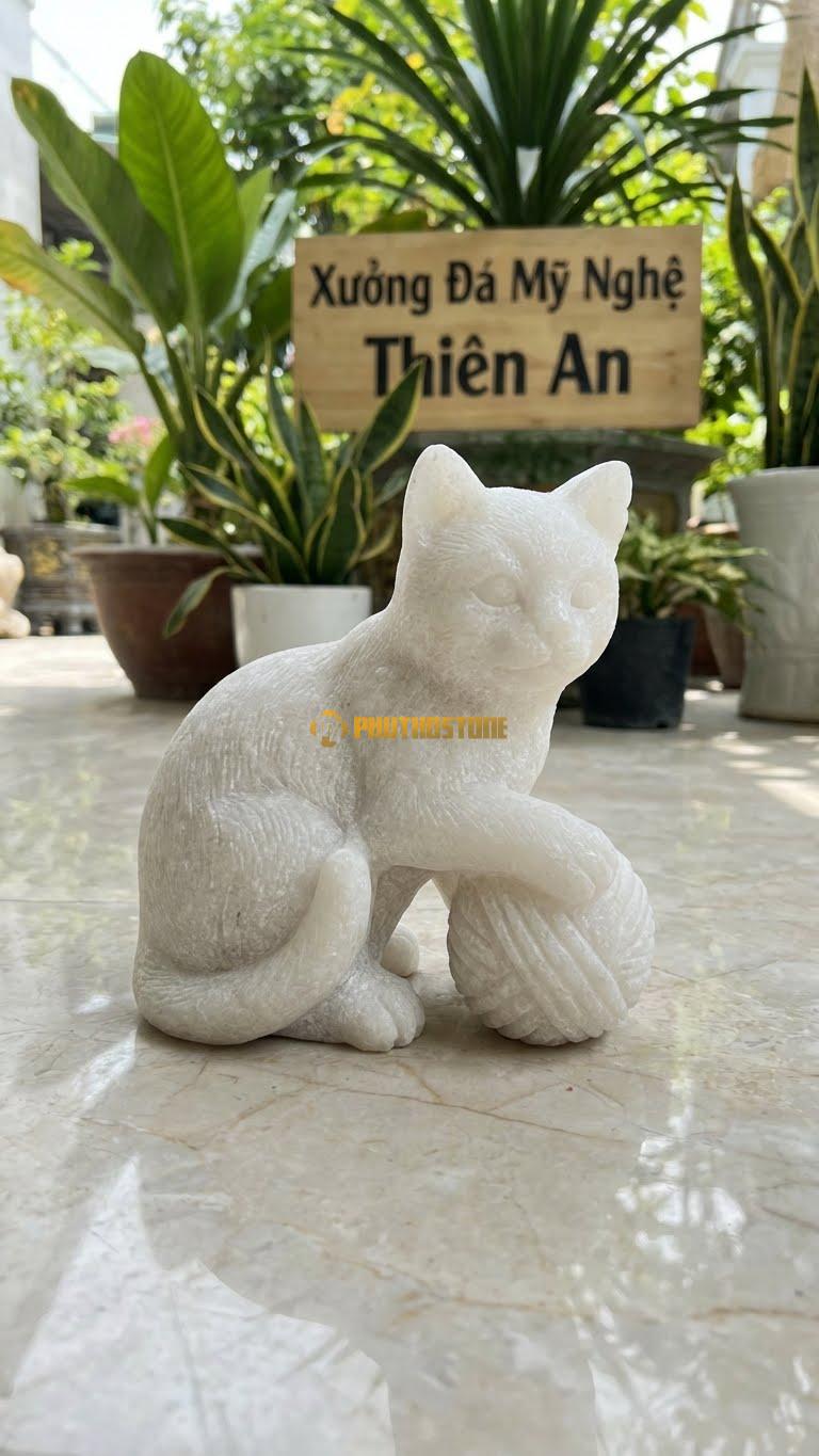 Mèo Vờn Cuộn Len Bằng Đá Trắng Muối, Kiểu Dáng Kích Thước Dài 25cm.