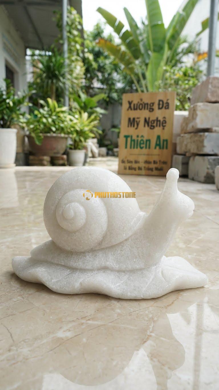 Ốc Sên Bò Trên Lá Bằng Đá Trắng Muối, Kiểu Dáng Kích Thước Dài 20cm.