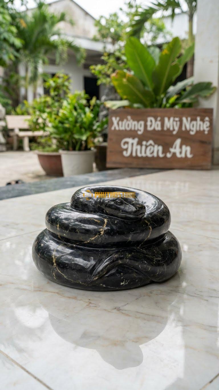 Rắn Cuộn Tròn (Bàn Thạch) Bằng Đá Đen Chỉ Nâu, Kiểu Dáng Đầu Nằm Trên Thân Thư Thái. Kích Thước Đk 20cm.