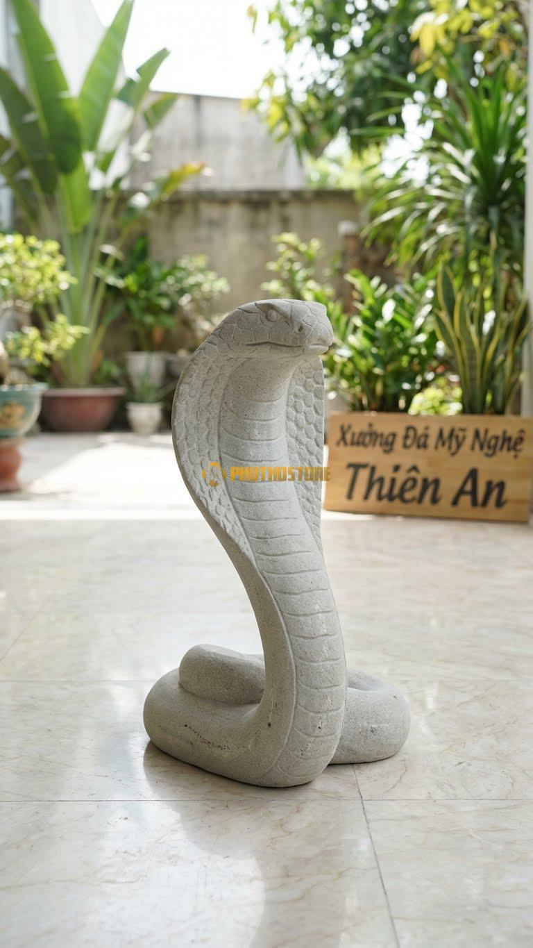 Rắn Hổ Mang Chúa (King Cobra) Bằng Đá Sa Thạch, Kiểu Dáng Đầu Bạnh Ra Uy Hiếp. Kích Thước Cao 40cm.