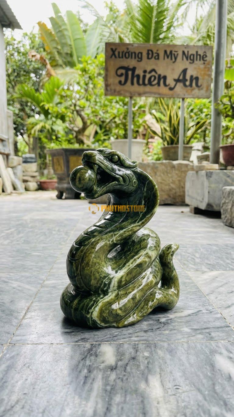 Rắn Nhả Ngọc Bằng Đá Serpentine, Kiểu Dáng Miệng Nhả Viên Ngọc Minh Châu. Kích Thước Cao 25cm.