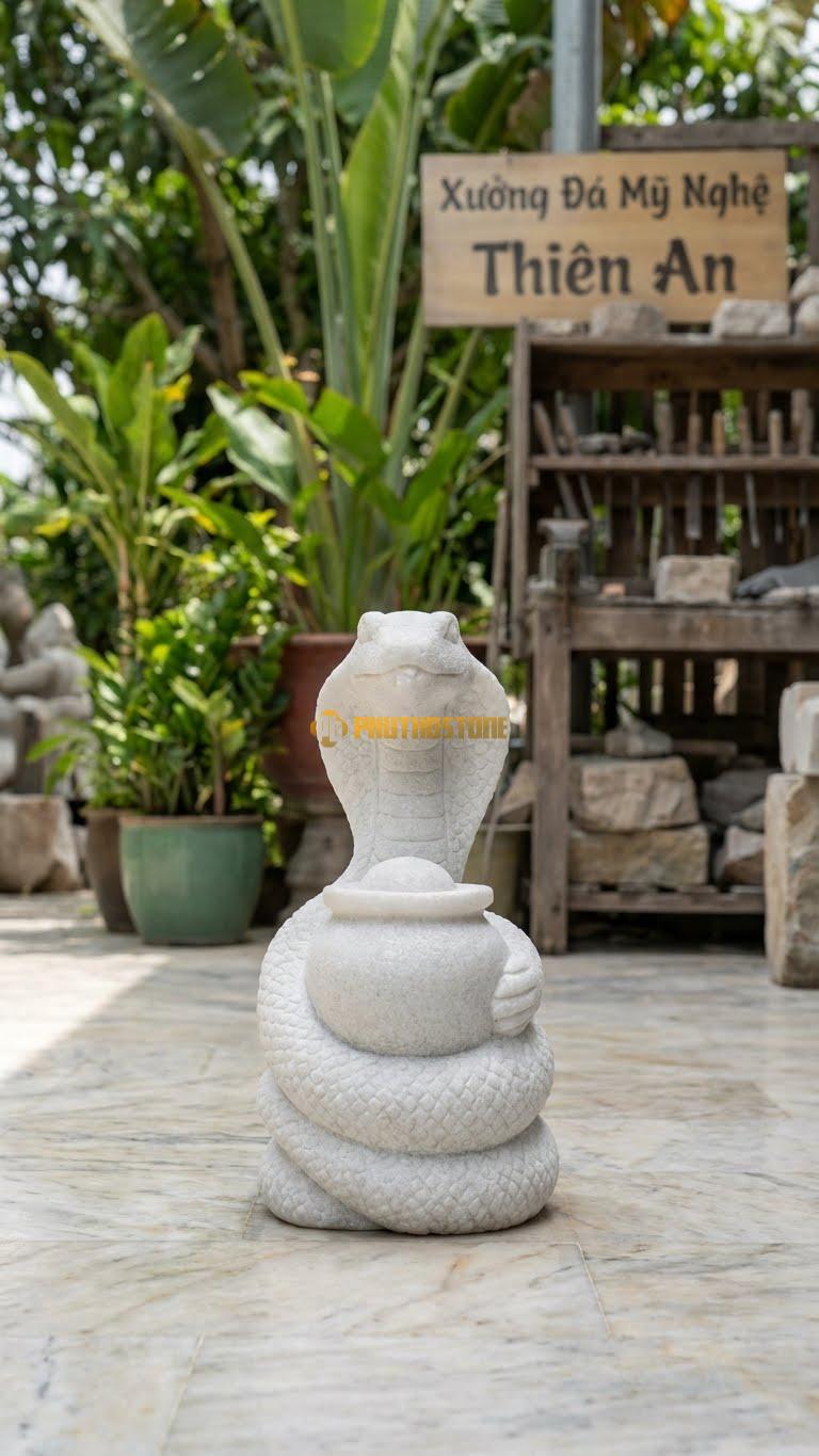 Rắn Ôm Hũ Vàng Bằng Đá Trắng Muối, Kiểu Dáng Thân Quấn Chặt Hũ Tiền. Kích Thước Cao 30cm.