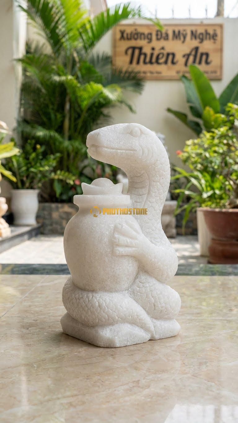 Rắn Ôm Hũ Vàng Bằng Đá Trắng Muối, Kiểu Dáng Thân Quấn Chặt Hũ Tiền. Kích Thước Cao 30cm.