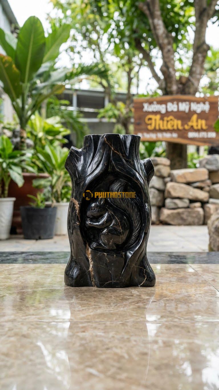 Sóc Ngủ Đông Bằng Đá Đen Chỉ Nâu, Kiểu Dáng Cuộn Tròn Trong Hốc Cây. Kích Thước Cao 15cm.