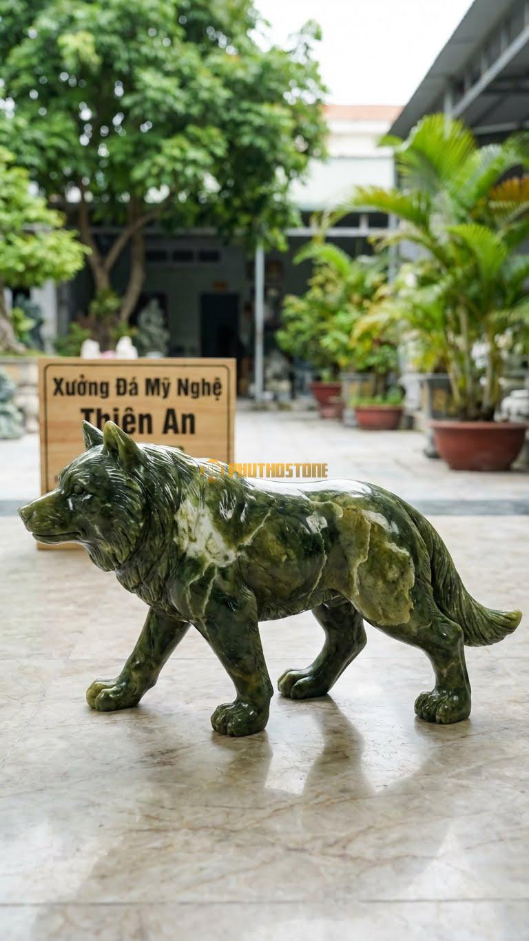 Sói Cô Độc (Lone Wolf) Bằng Đá Serpentine, Kiểu Dáng Đi Lững Thững. Kích Thước Dài 35cm.