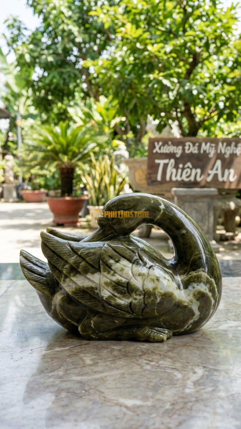 Thiên Nga Ngủ Bằng Đá Serpentine, Kiểu Dáng Đầu Rúc Vào Cánh. Kích Thước Dài 25cm.