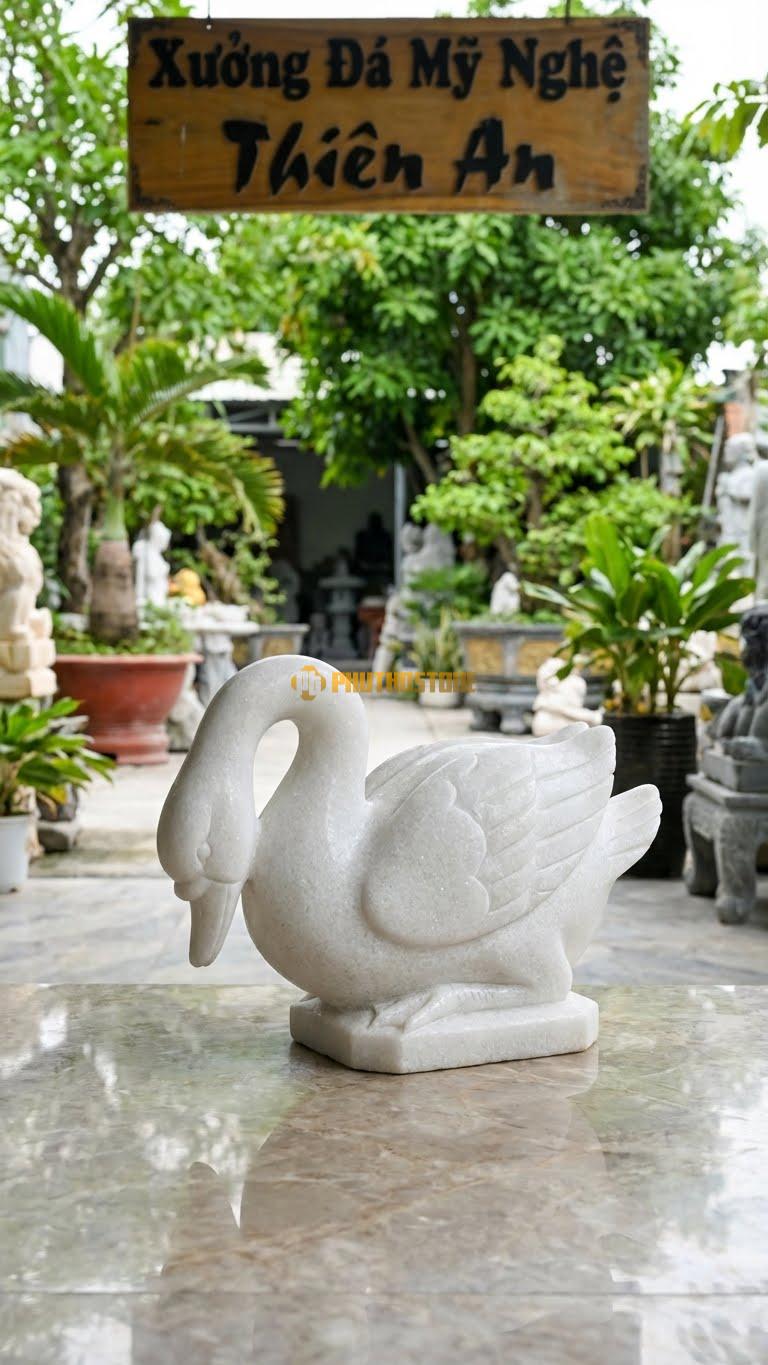 Thiên Nga Soi Bóng Bằng Đá Trắng Muối, Kiểu Dáng Đầu Cúi Thấp Xuống Mặt Nước. Kích Thước Dài 35cm.