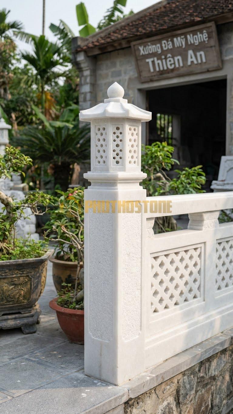 Trụ Lan Can Đá Trắng Muối Đèn Lục Lăng: Kiểu Dáng Đèn Lồng 6 Mặt Đục Lỗ Hoa Văn, Kích Thước: 25X25X110Cm
