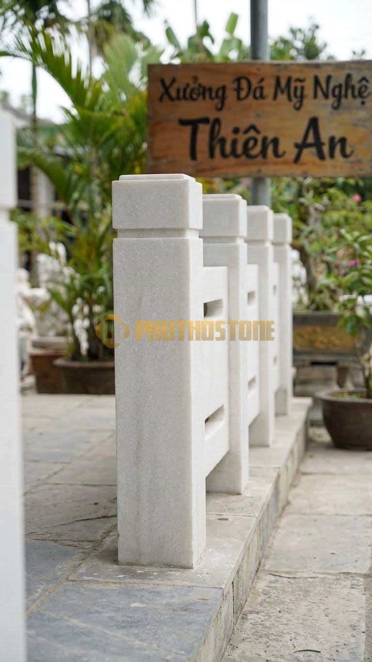Trụ Lan Can Đá Trắng Muối Đèn Vuông Minimal: Chỉ Có Các Khe Hở Ngang Hẹp Để Ánh Sáng Thoát Ra, Kích Thước: 20X20X90Cm