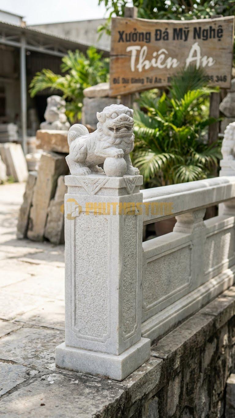 Trụ Lan Can Đá Trắng Muối Sư Tử Đá: Sư Tử Hí Cầu, Biểu Tượng Cho Quyền Lực, Kích Thước: 35X35X135Cm