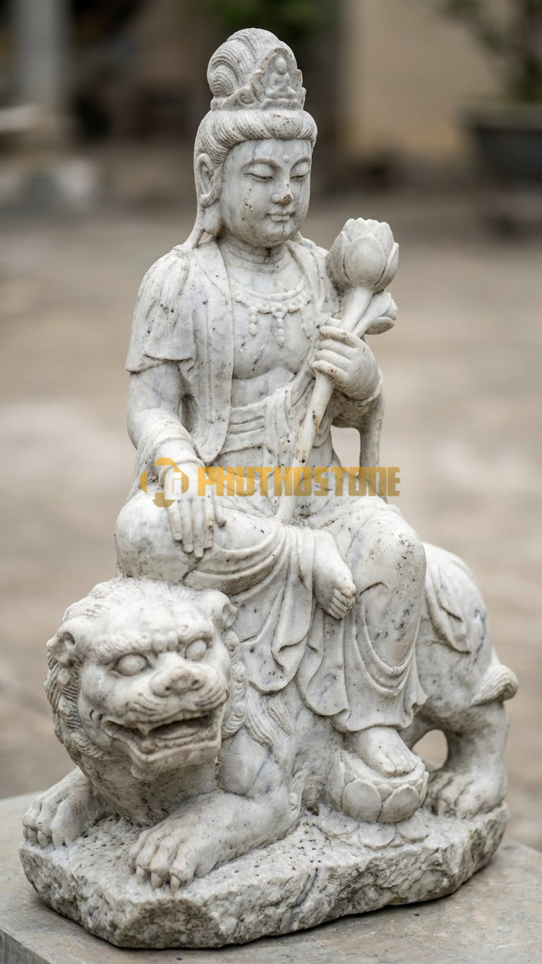 Tượng Đại Thế Chí Cưỡi Sư Tử Đá Trắng Yên Bái, Bồ Tát cầm cành sen ngồi trên lưng thú