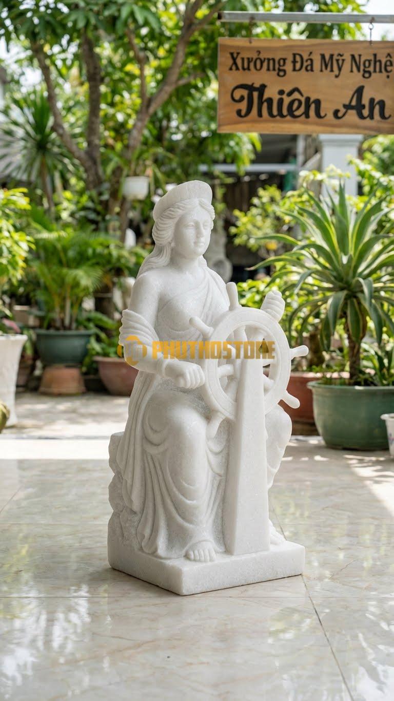 Tượng Nữ Thần May Mắn Đá Trắng Muối Fortuna Ngồi, Tay Giữ Bánh Lái Tàu (Biểu Tượng Điều Khiển Số Phận) – Cao 55Cm X Rộng 30Cm.