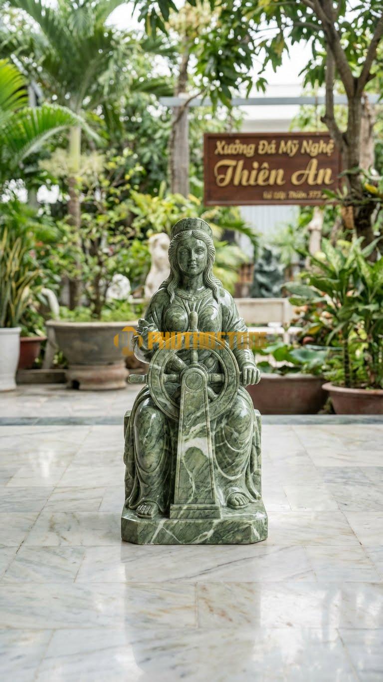 Tượng Nữ Thần May Mắn Đá Xanh Ấn Fortuna Ngồi, Tay Giữ Bánh Lái Tàu (Biểu Tượng Điều Khiển Số Phận) – Cao 55Cm X Rộng 30Cm.