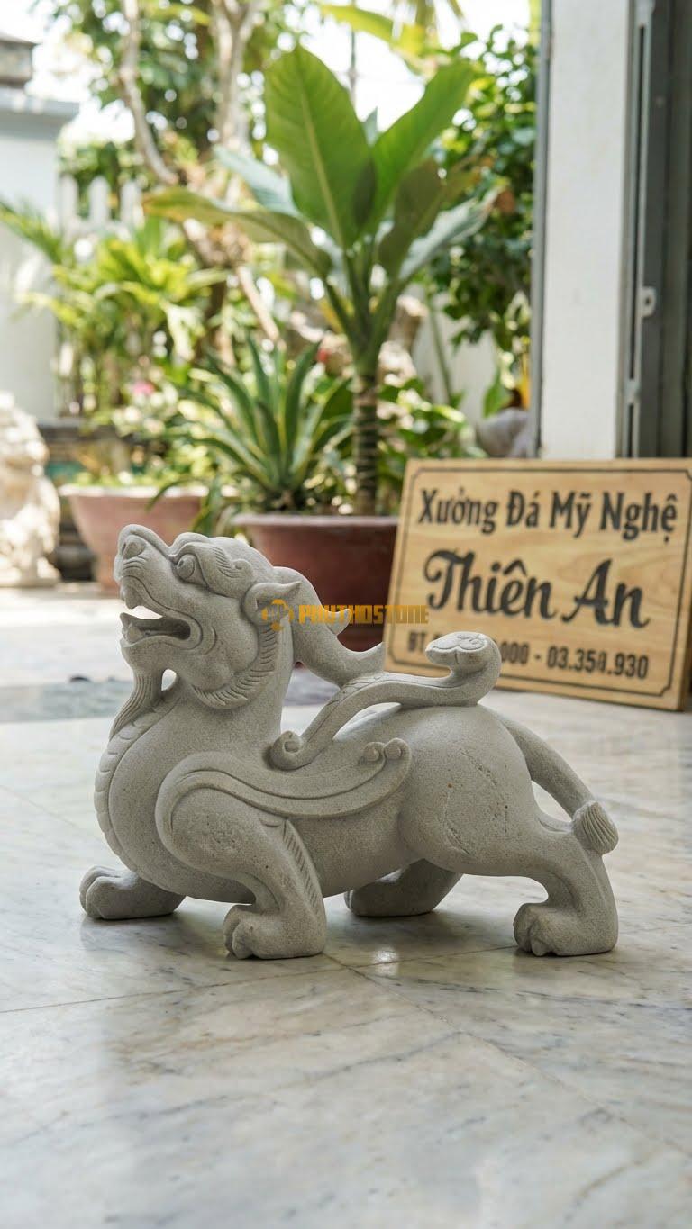 Tỳ Hưu Thiên Lộc (Dáng Nằm) Bằng Đá Sa Thạch, Kiểu Dáng Cõng Gậy Như Ý. Kích Thước Dài 30cm (Bàn Giám Đốc).