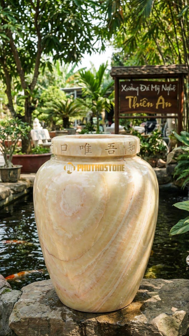 Vại Nước “Tiền Cổ” Đá Vàng Nghệ An, Kích thước 45cm x 65cm, Hoa Văn Lòng Vại Vuông, Khắc 4 Chữ Hán: Khẩu, Duy, Ngô, Tri Quanh Miệng.