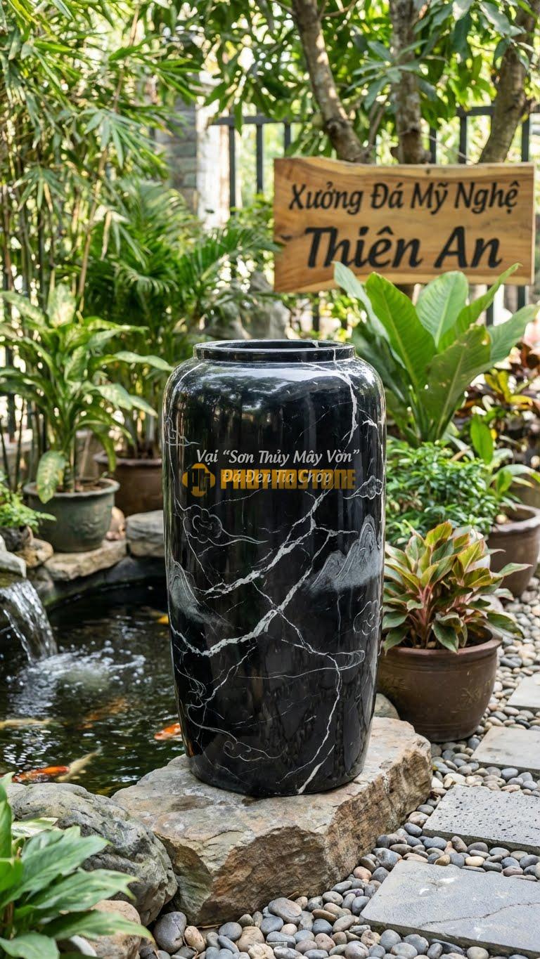 Vại “Sơn Thủy Mây Vờn” Đá Đen Tia Chớp, Kích thước 50cm x 100cm, Hoa Văn Họa Tiết Mây Tản Và Núi Mờ Ảo, Tạo Chiều Sâu Cho Bề Mặt Đá.