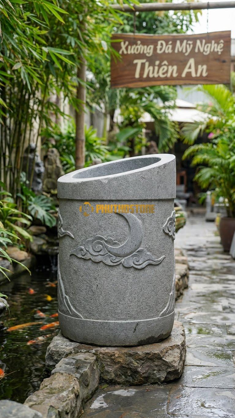 Vại “Trăng Khuyết” Đá Granite, Kích thước 55cm x 70cm, Hoa Văn Miệng Vát Chéo, Thành Vại Chạm Nổi Hình Trăng Khuyết Và Mây Mờ.