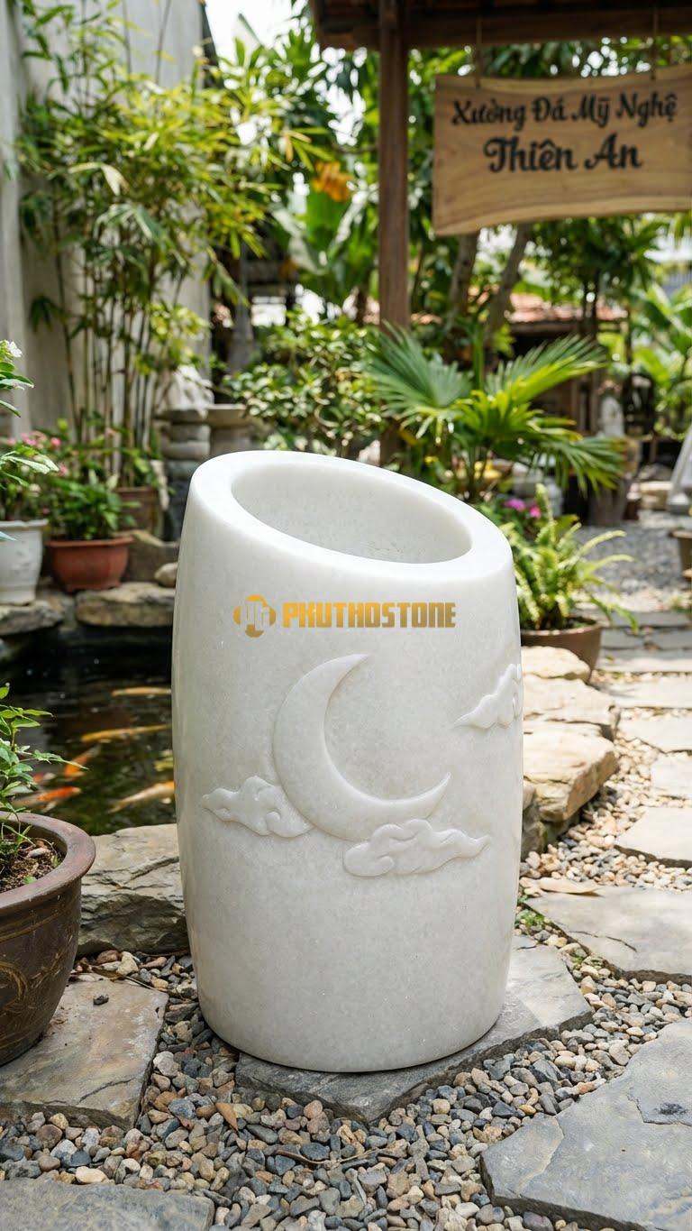 Vại “Trăng Khuyết” Đá Trắng Muối, Kích thước 55cm x 70cm, Hoa Văn Miệng Vát Chéo, Thành Vại Chạm Nổi Hình Trăng Khuyết Và Mây Mờ.