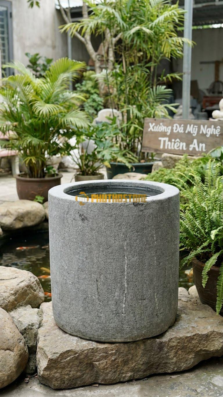 Vại “Trụ Tròn Mài Thô” Đá Granite, Kích thước 60cm x 60cm, Hoa Văn Dáng Hình Trụ Hoàn Hảo, Bề Mặt Đánh Nhám Li Ti Tạo Cảm Giác Mộc Mạc.
