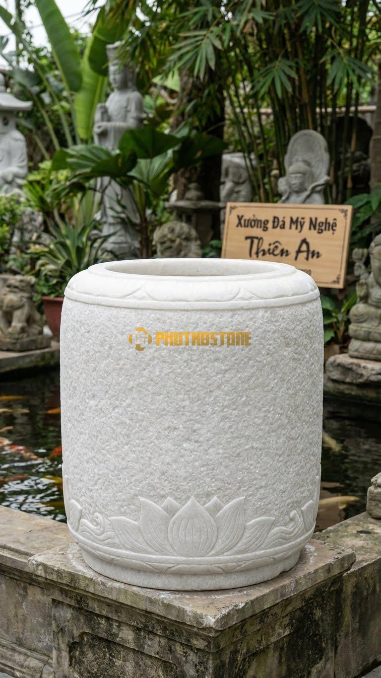 Vại “Trụ Tròn Mài Thô” Đá Trắng Muối, Kích thước 60cm x 60cm, Hoa Văn Dáng Hình Trụ Hoàn Hảo, Bề Mặt Đánh Nhám Li Ti Tạo Cảm Giác Mộc Mạc.