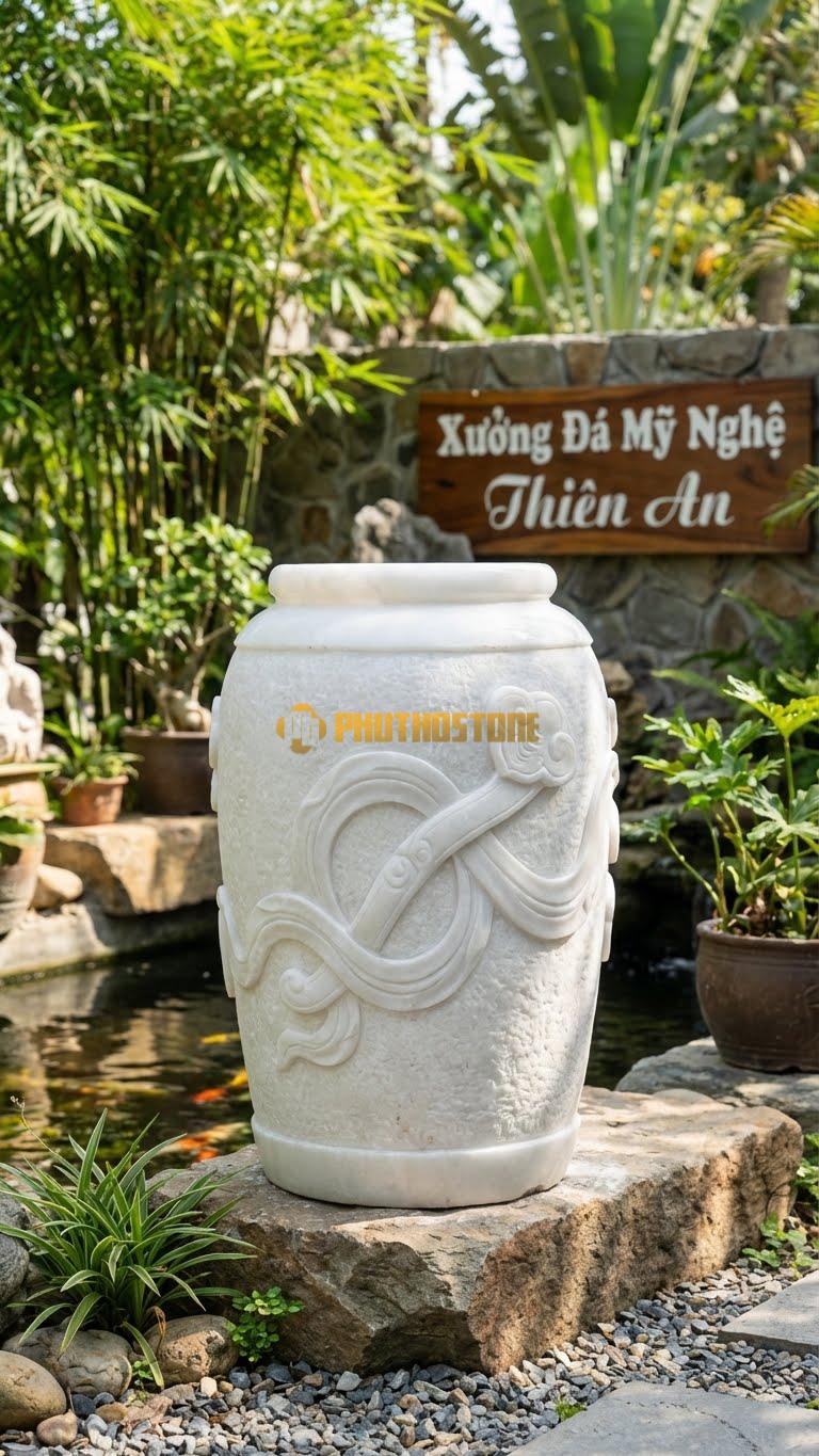 Vại “Vạn Sự Như Ý” Đá Trắng Muối, Kích thước 50cm x 85cm, Hoa Văn Kết Hợp Hoa Văn Gậy Như Ý Và Dải Lụa Mềm Mại Dọc Theo Đường Kính.